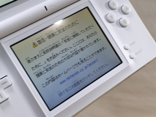 LG2658 Plz Read Item Condi Nintendo DS Lite Crystal White